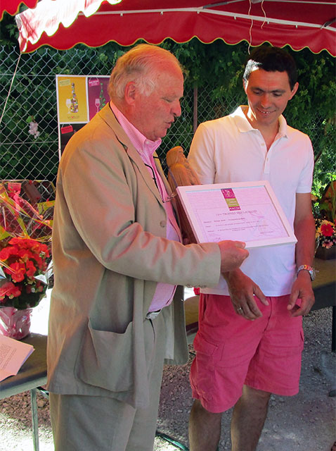 Remise du Trophées des lauréats par Bernard REY